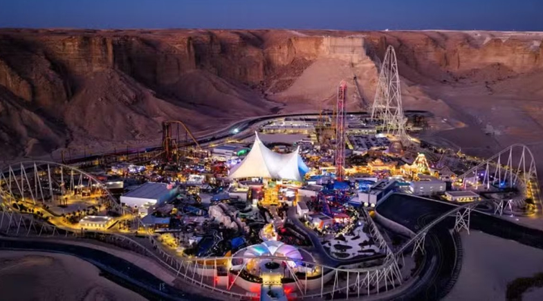 Mais rápida, alta e longa do mundo: Arábia Saudita inaugura montanha-russa