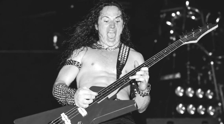 Morre Cronos, vocalista e fundador da banda Venom, aos 63 anos