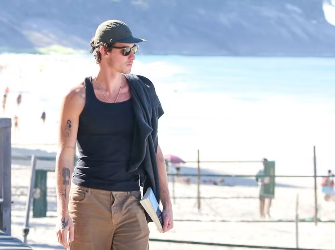 Sem Bruna Marquezine, Shawn Mendes é tietado por fãs em praia do Rio de Janeiro