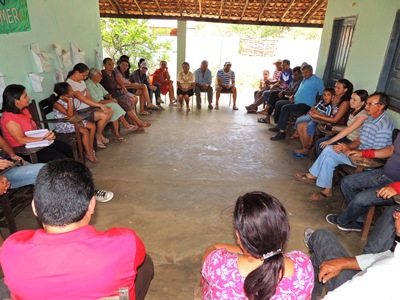 Prefeita Neuma Café participa de reunião com moradores de comunidade rural