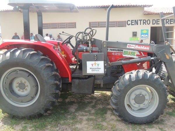 Agricultores são beneficiados com um trator agrícola e 12 kits de irrigação - Imagem 2