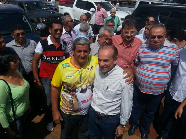 Prefeito Zé Resende cumprimenta o Governador e agradece pelas obras em seu município - Imagem 2