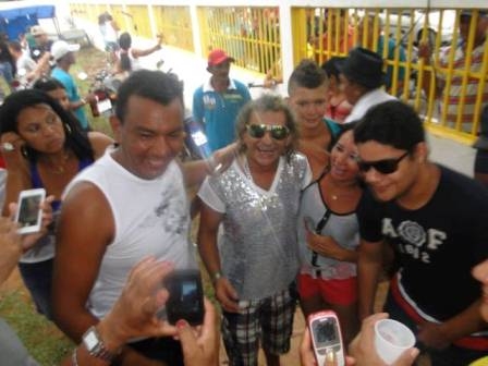 Idosos ganham seresta com Wagner Santos em Luzilândia - Imagem 6