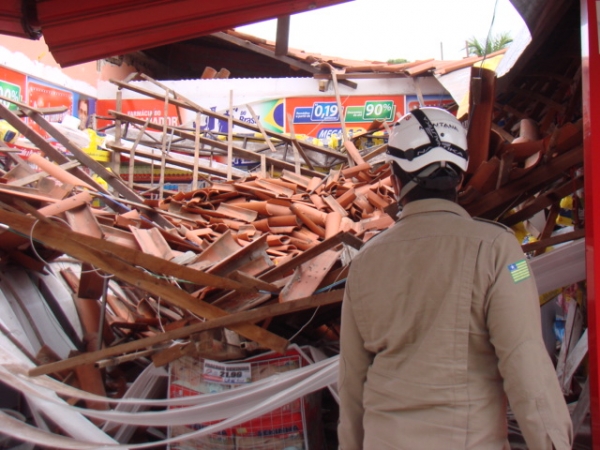 Teto de farmácia desaba em Altos - Imagem 1