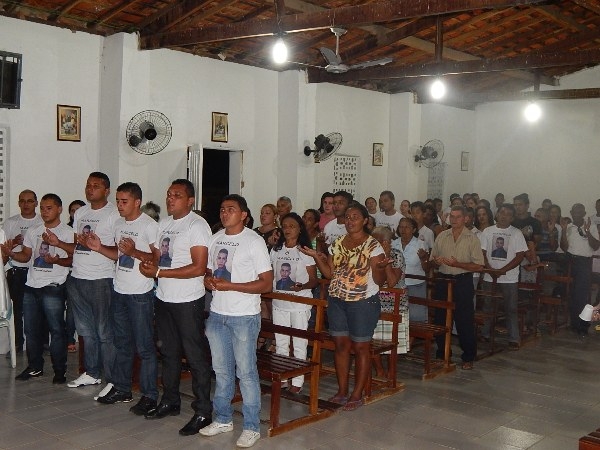 Amigos e parentes participam da missa de um mês de Marcelo Santos - Imagem 4