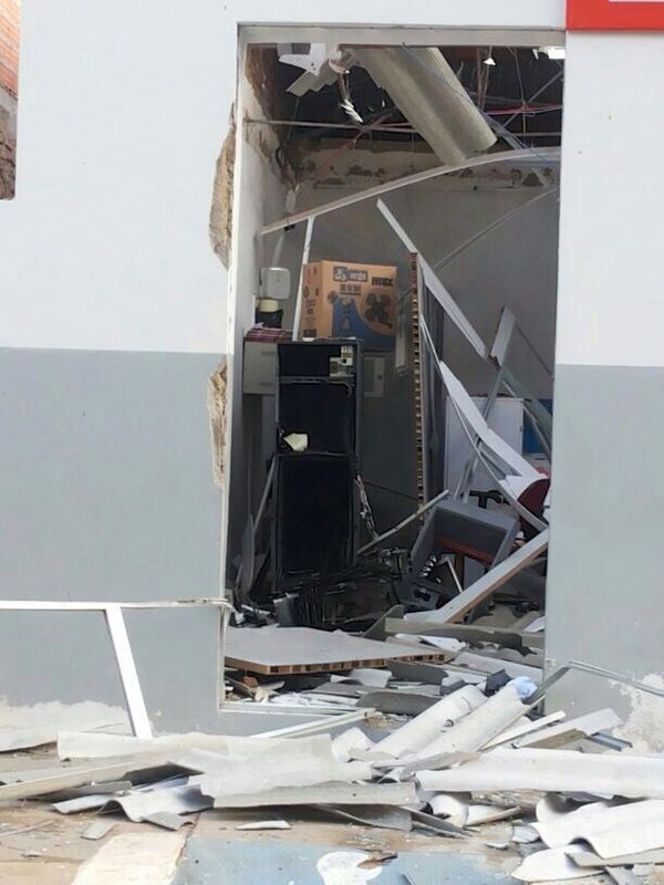 Pela 2° vez, bando explode agência do Bradesco em São Félix - Imagem 1
