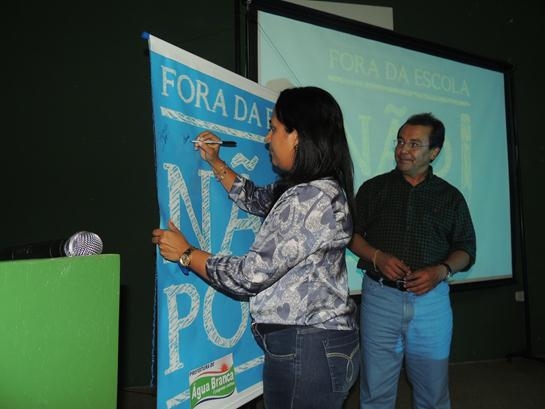 Campanha de matricula “Fora da Escola Não Pode!” está sendo realizada nos bairros de Água Branca - Imagem 1