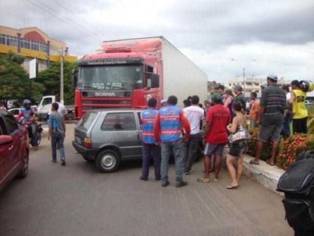 Carreta colide em carro de passeio na rotatória de Picos