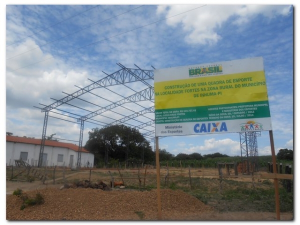 Prefeito Dr. Moura está construindo uma quadra de esporte na localidade Forte - Imagem 1