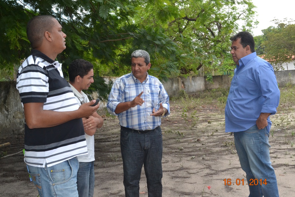 Prefeito Zé Resende e técnicos de Brasília visitam local onde serão construídas novas escolas municipais.