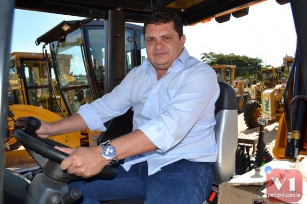 Prefeito Venicio do Ó receberá pá carregadeira dia 31 em Teresina - Imagem 1