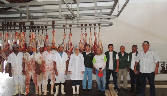 Prefeito Jonas Moura acompanha a equipe do SIM no matadouro municipal - Imagem 1