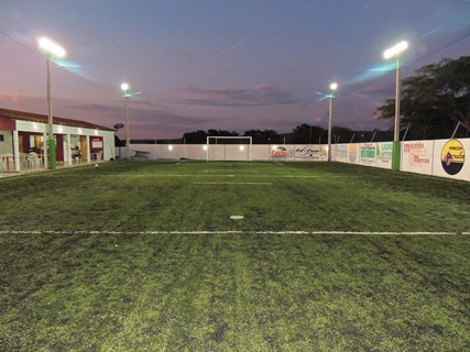 Arena do Cesinha campo society com gramado sintético e iluminação