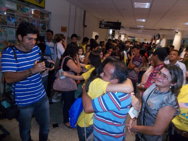 Muita emoção no embarque das 10 alunas do Intercâmbio Educacional “Aprender é uma viagem” para os Estados Unidos. - Imagem 17