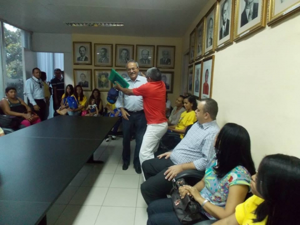 Muita emoção no embarque das 10 alunas do Intercâmbio Educacional “Aprender é uma viagem” para os Estados Unidos. - Imagem 10