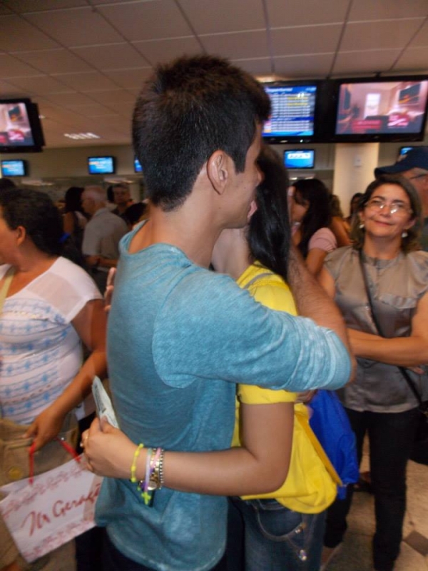 Muita emoção no embarque das 10 alunas do Intercâmbio Educacional “Aprender é uma viagem” para os Estados Unidos. - Imagem 18