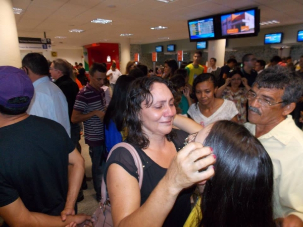 Muita emoção no embarque das 10 alunas do Intercâmbio Educacional “Aprender é uma viagem” para os Estados Unidos. - Imagem 23