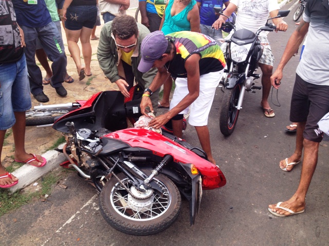 Acidente envolvendo duas motocicletas na Avenida Santo Antônio