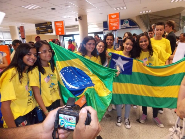 Muita emoção no embarque das 10 alunas do Intercâmbio Educacional “Aprender é uma viagem” para os Estados Unidos. - Imagem 15