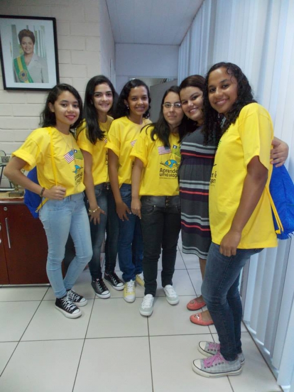 Muita emoção no embarque das 10 alunas do Intercâmbio Educacional “Aprender é uma viagem” para os Estados Unidos. - Imagem 24