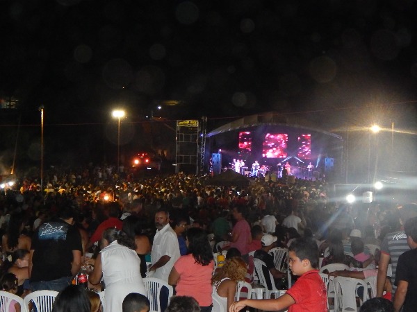 Moleca 100 vergonha fez mega show em Lagoinha 