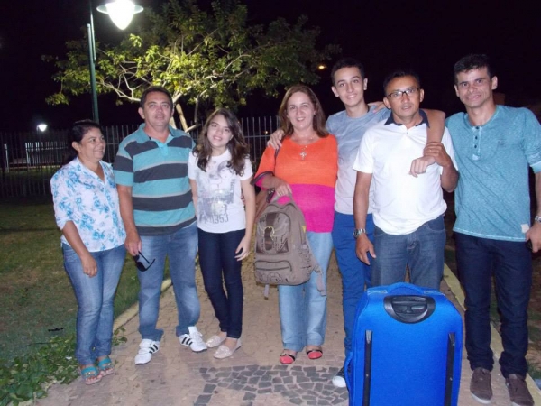 Muita emoção no embarque das 10 alunas do Intercâmbio Educacional “Aprender é uma viagem” para os Estados Unidos. - Imagem 2