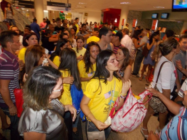 Muita emoção no embarque das 10 alunas do Intercâmbio Educacional “Aprender é uma viagem” para os Estados Unidos. - Imagem 19