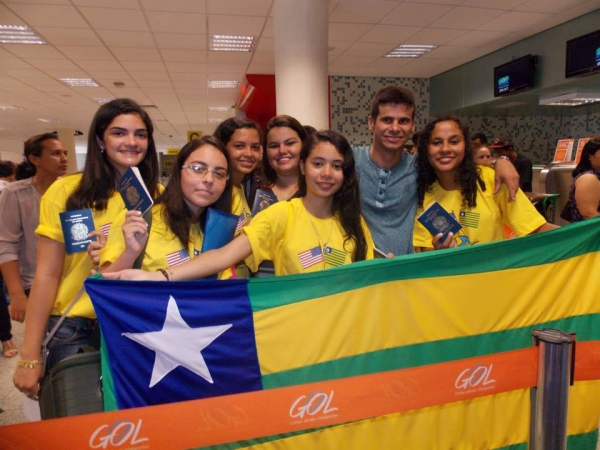 Muita emoção no embarque das 10 alunas do Intercâmbio Educacional “Aprender é uma viagem” para os Estados Unidos. - Imagem 25