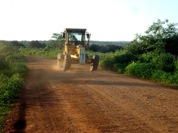Prefeitura inicia recuperação de estrada vicinal no interior de Canavieira - Imagem 8
