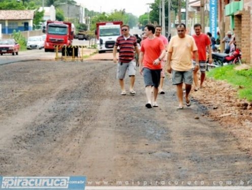 Prefeito Dr. Raimundo acompanha o serviço de asfaltamento da Pinheiro Machado em Piracuruca - Imagem 4