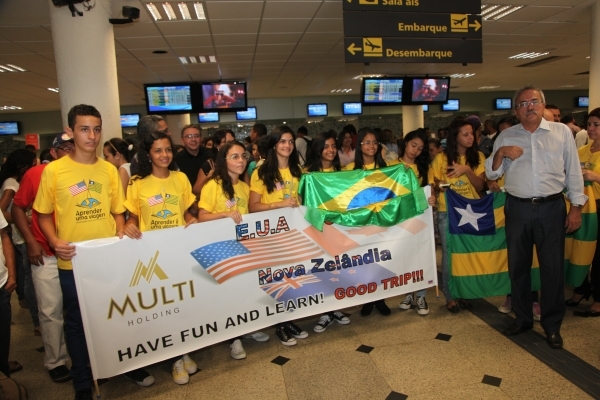 Governador Wilson Martins embarca estudantes que farão intercâmbio  - Imagem 1