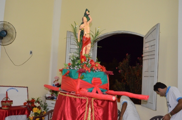 Vera Mendes: Fiéis lotam igreja no último dia de novena do padroeiro São Sebastião. - Imagem 2