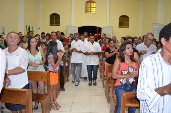 Vera Mendes: Fiéis lotam igreja no último dia de novena do padroeiro São Sebastião. - Imagem 4
