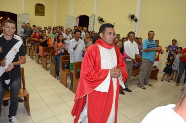 Vera Mendes: Fiéis lotam igreja no último dia de novena do padroeiro São Sebastião. - Imagem 5