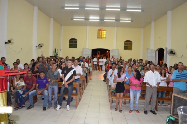 Vera Mendes: Fiéis lotam igreja no último dia de novena do padroeiro São Sebastião. - Imagem 3