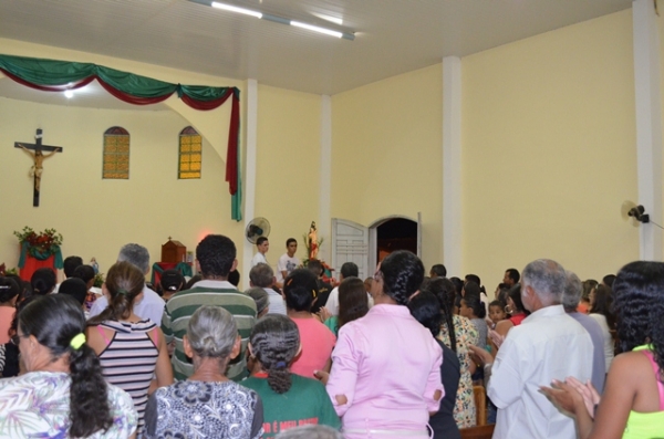 Vera Mendes: Fiéis lotam igreja no último dia de novena do padroeiro São Sebastião. - Imagem 1