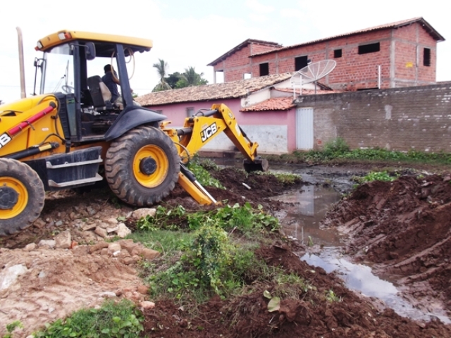 Prefeitura desobstrui dispositivos de drenagem para evitar alagação de ruas em Esperantina