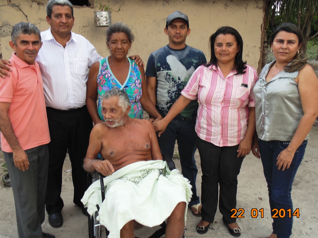 Prefeito Zé Resende entrega cadeiras de rodas em comunidades da zona rural