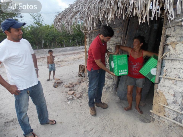Jovem Davi da Cerâmica Campo Maior e empresário do Raimundinho das Construções fizeram ação social em zona rural. - Imagem 1