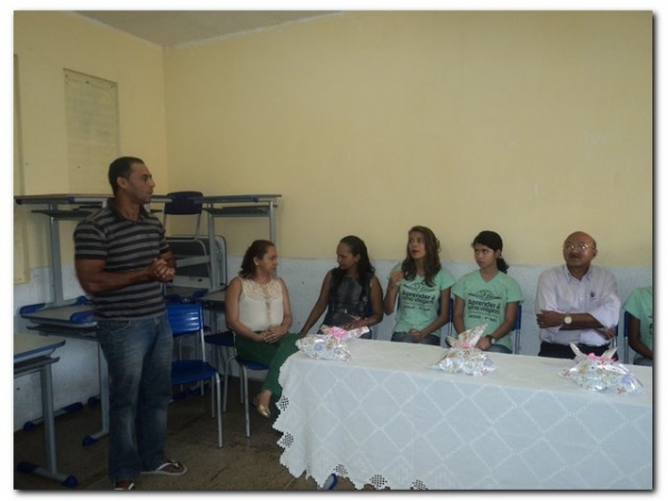 Prefeito Dr. Moura e educadores prestaram uma homenagem aos estudantes selecionados para participarem do Intercâmbio Aprender é uma Viagem - Imagem 19