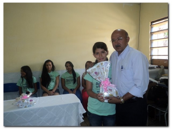 Prefeito Dr. Moura e educadores prestaram uma homenagem aos estudantes selecionados para participarem do Intercâmbio Aprender é uma Viagem - Imagem 20