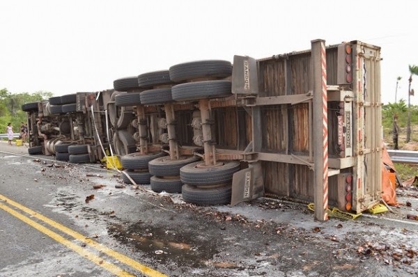 Carreta carregada de cerveja tomba na ‘Curva do Pirangi’ em Buriti dos Lopes - Imagem 6