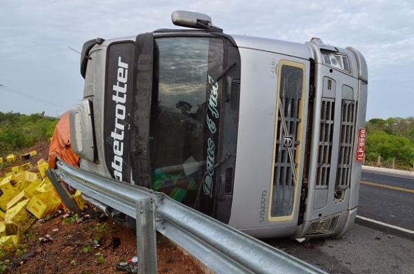 Carreta carregada de cerveja tomba na ‘Curva do Pirangi’ em Buriti dos Lopes - Imagem 8
