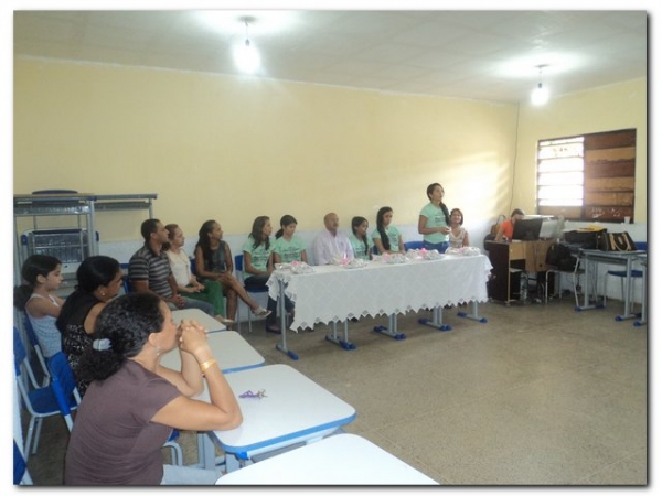 Prefeito Dr. Moura e educadores prestaram uma homenagem aos estudantes selecionados para participarem do Intercâmbio Aprender é uma Viagem - Imagem 4