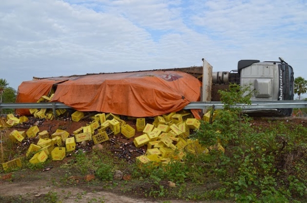 Carreta carregada de cerveja tomba na ‘Curva do Pirangi’ em Buriti dos Lopes - Imagem 9
