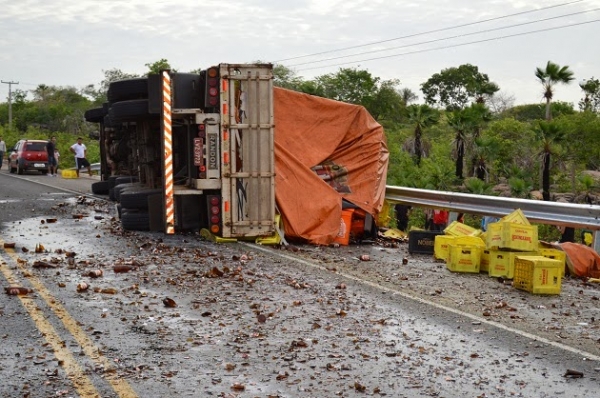 Carreta carregada de cerveja tomba na ‘Curva do Pirangi’ em Buriti dos Lopes - Imagem 4