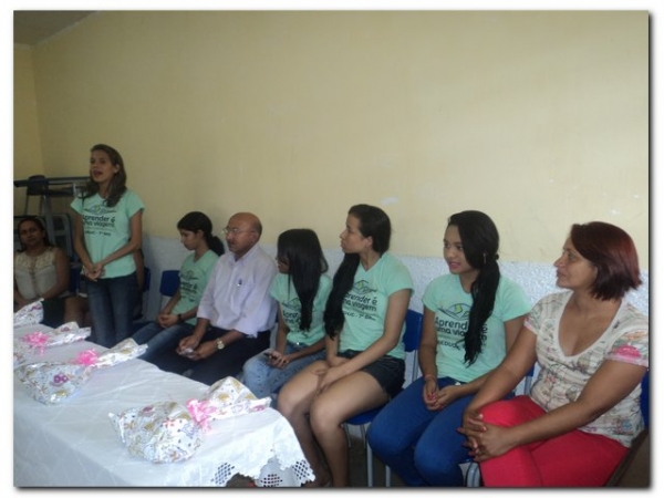 Prefeito Dr. Moura e educadores prestaram uma homenagem aos estudantes selecionados para participarem do Intercâmbio Aprender é uma Viagem - Imagem 7