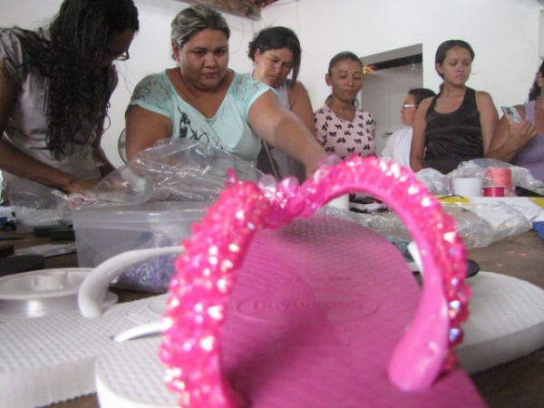 Prefeitura de Miguel Alves oferecer Curso de Customização de sandália - Imagem 10