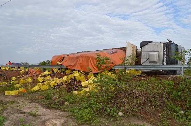 Carreta carregada de cerveja tomba na ‘Curva do Pirangi’ em Buriti dos Lopes