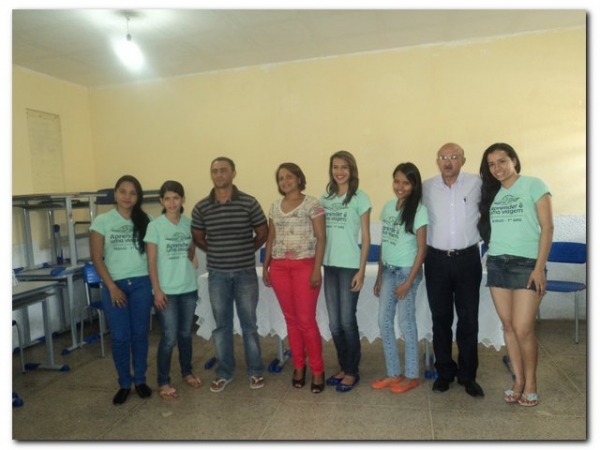 Prefeito Dr. Moura e educadores prestaram uma homenagem aos estudantes selecionados para participarem do Intercâmbio Aprender é uma Viagem - Imagem 25